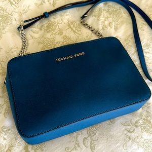Beautiful Michael Kors cross body bag in excellent condition.